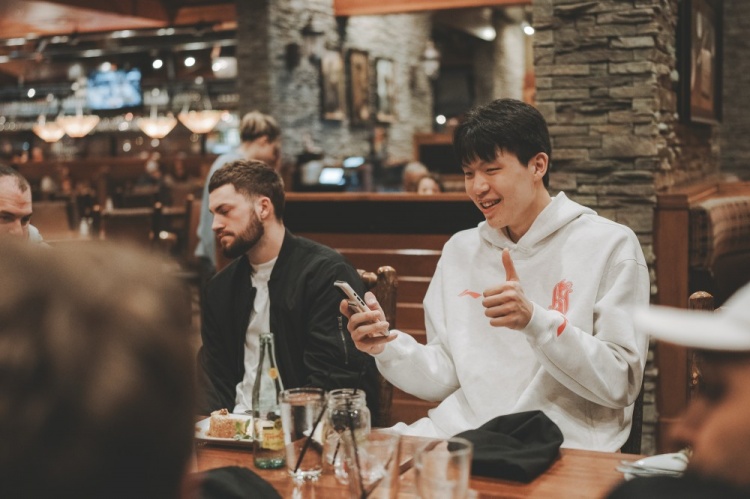 其乐融融!杨瀚森上周末做东 请混音队全队聚餐🍽️